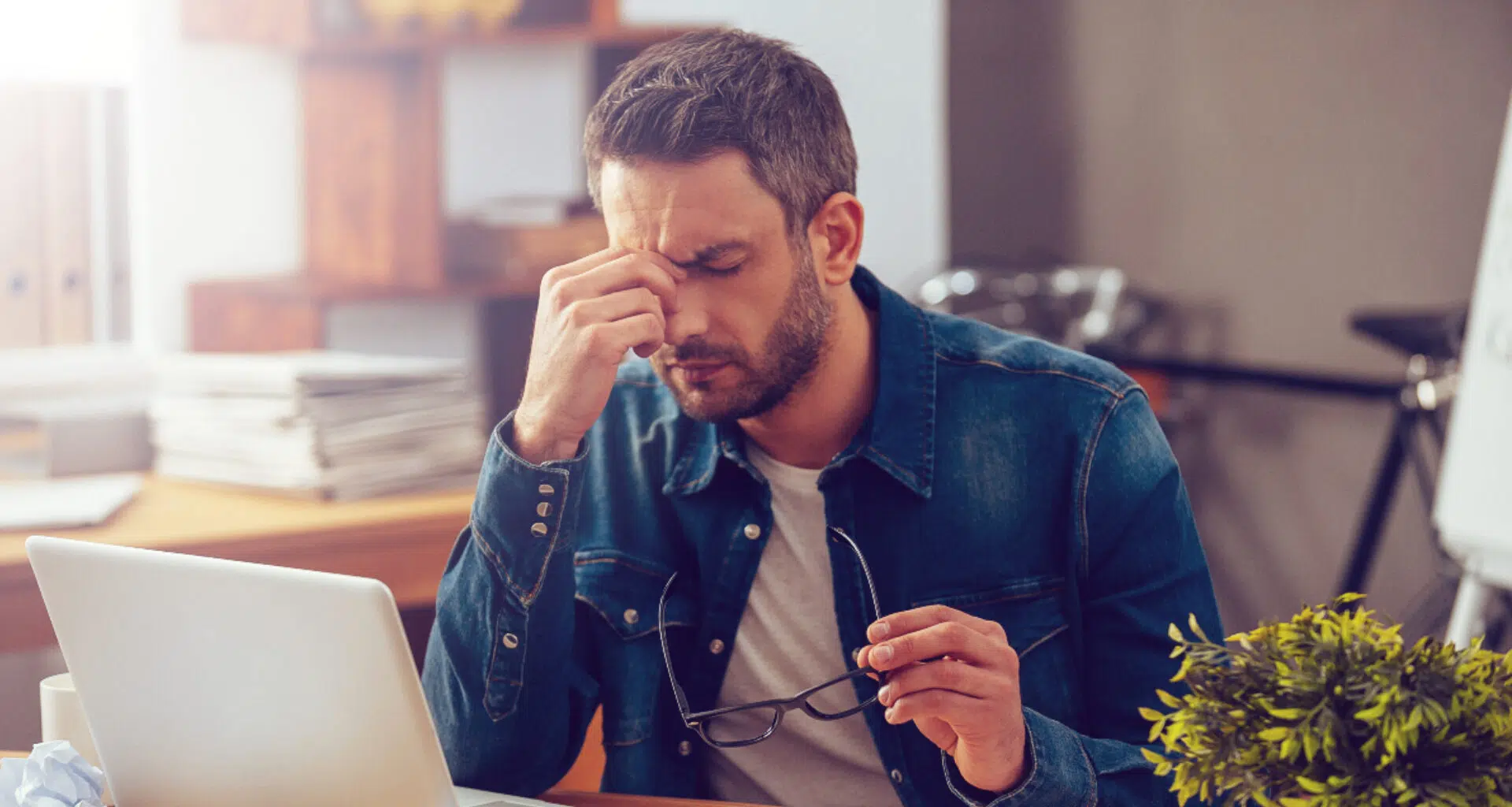 Homem lendo lista sobre o que deu errado na tecnologia