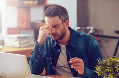 Homem lendo lista sobre o que deu errado na tecnologia