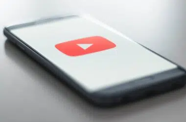 Celular com a logo do youtube aberta