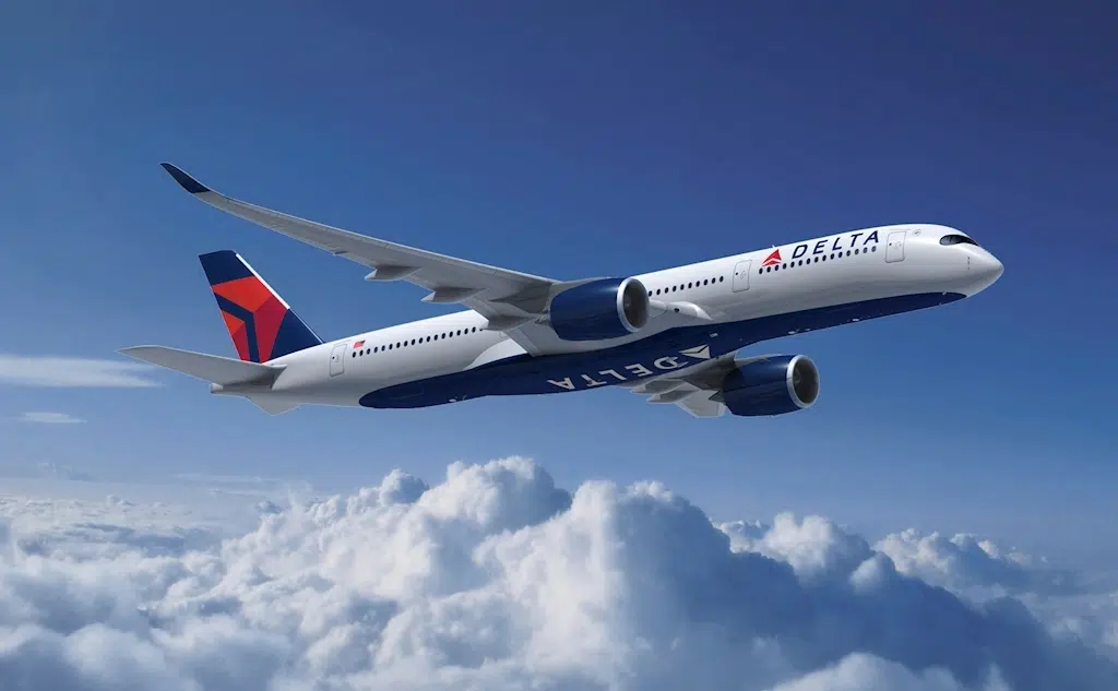 Avião da delta airlines no céu