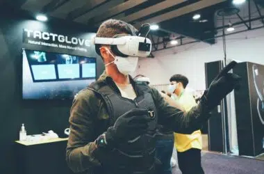 Luva e colete de realidade virtual prometem imersão em jogos. Novos produtos são focados em permitir que imersão em realidade virtual fique ainda maior