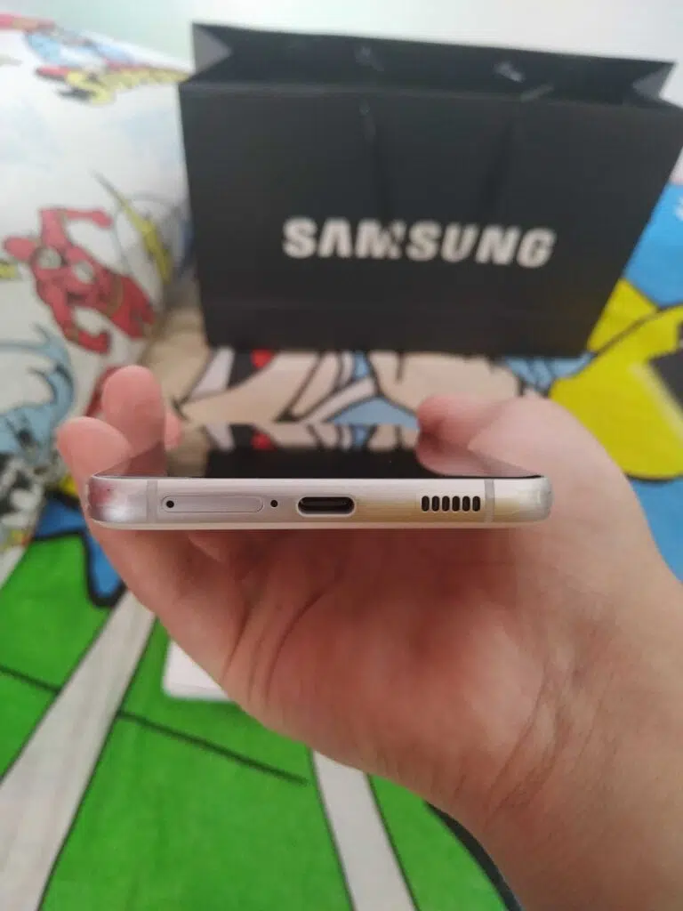 Na parte de conexões do s21 fe, temos apenas uma entrada usb-c, saída de som e entrada para chips