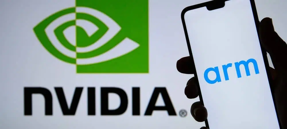 Pessoa segurando smartphone com logo da arm com a nvidia ao fundo