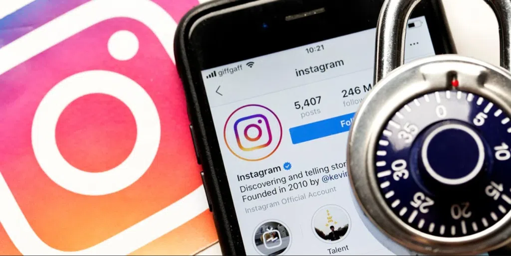 Cadeado e smartphone com uma conta do instagram aberto