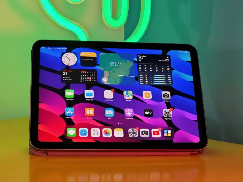 Review: ipad mini 6 é extremamente poderoso e portátil. O ipad mini 6 é pequeno, prático e poderoso. A apple acertou em cheio ao trazer o usb-c para a linha mini, que traz o processador a15 bionic do iphone 13