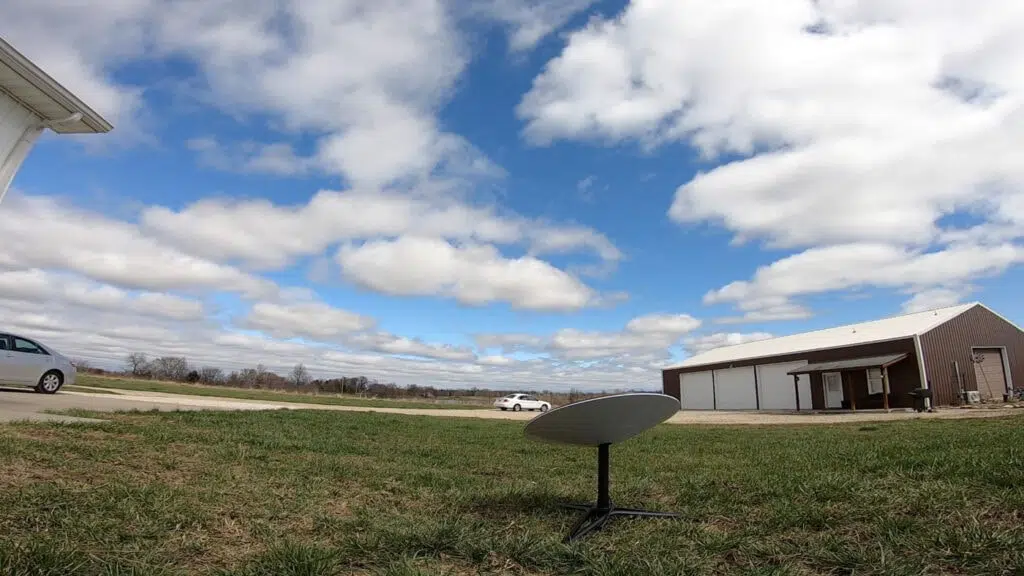 Antena de internet da starlink em uma fazenda