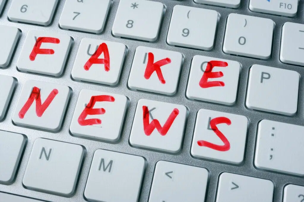 Palavras de fake news escritas em um tecladdo