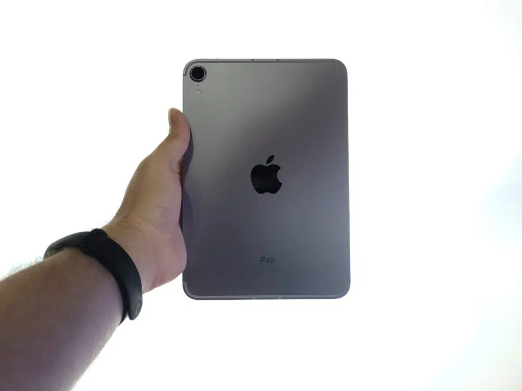 Review: ipad mini 6 é extremamente poderoso e portátil. O ipad mini 6 é pequeno, prático e poderoso. A apple acertou em cheio ao trazer o usb-c para a linha mini, que traz o processador a15 bionic do iphone 13