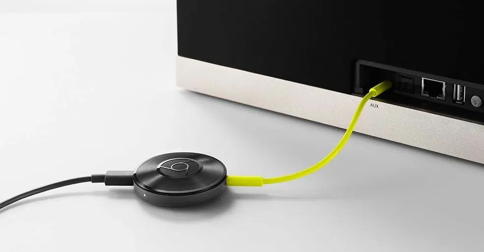 Imagem ilustrativa do chromecast audio plugado em uma entrada auxiliar.