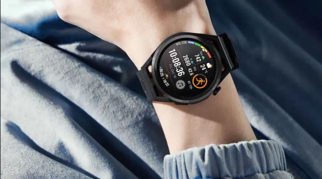 Pessoa usando huawei watch gt runner