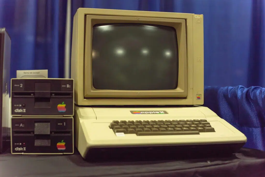 A imagem mostra o computador apple ii em exposição em um evento