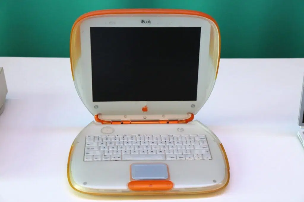 A imagem mostra o apple ibook, uma revolução dos computadores por ser o primeiro notebook com wi-fi