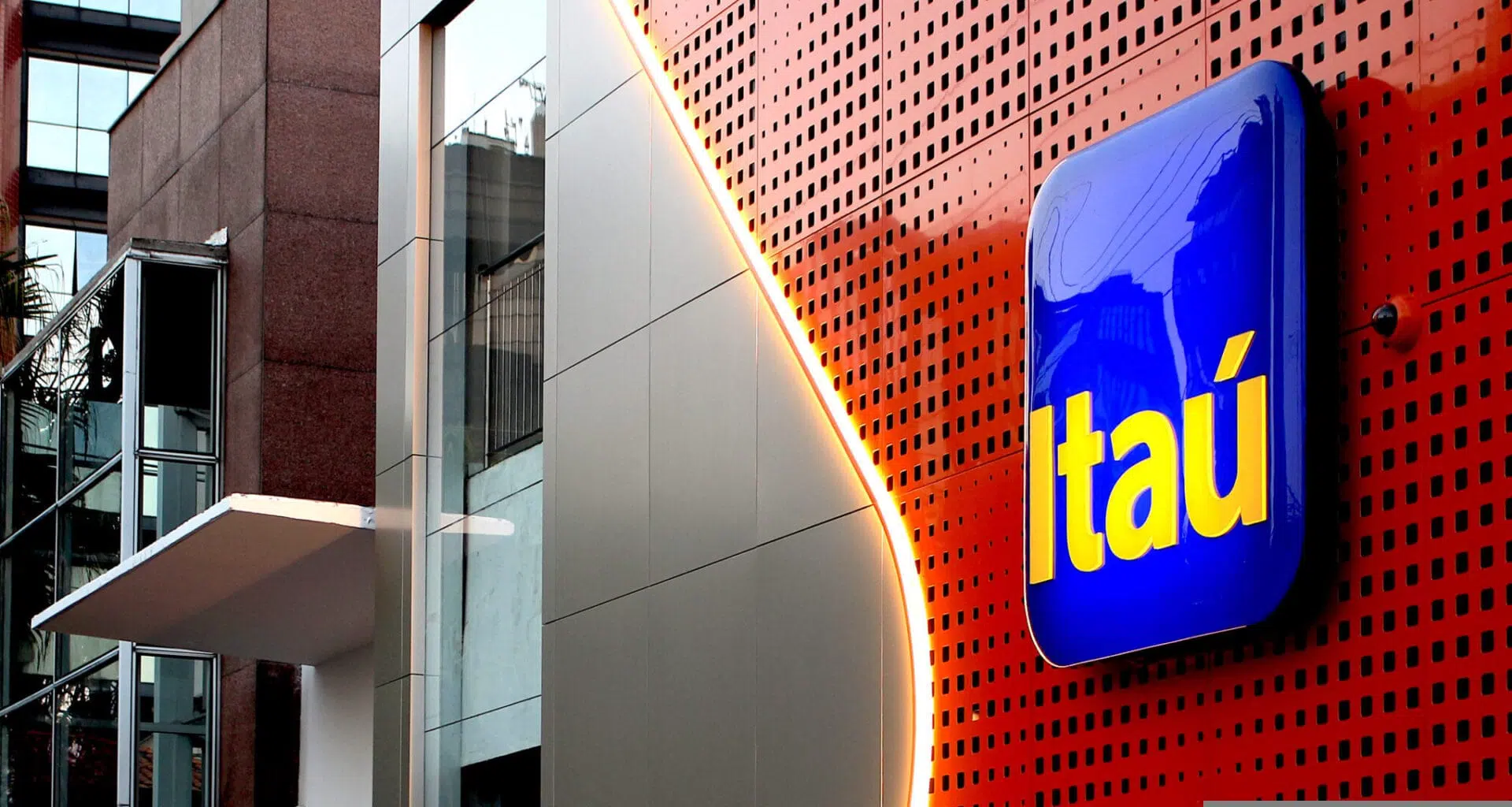 App do itaú fora do ar registra saques e depósitos indevidos