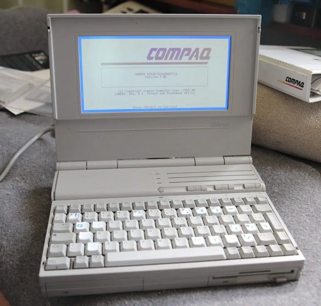 Foto do notebook compaq lte, um dos primeiros notebooks da história