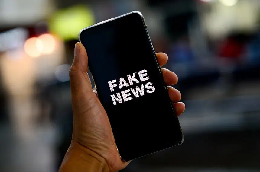 Celular com fake news