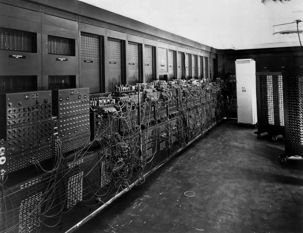 Um dos primeiros computadores, o eniac ocupava uma sala inteira e pesava toneladas