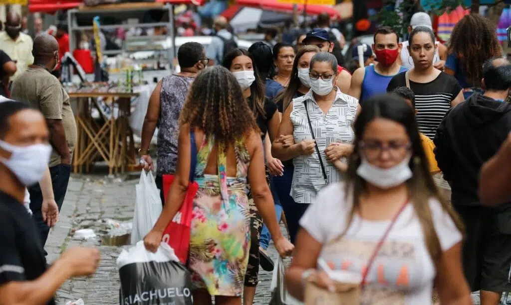 Pessoas após obrigatoriedade de máscara no rio de janeiro