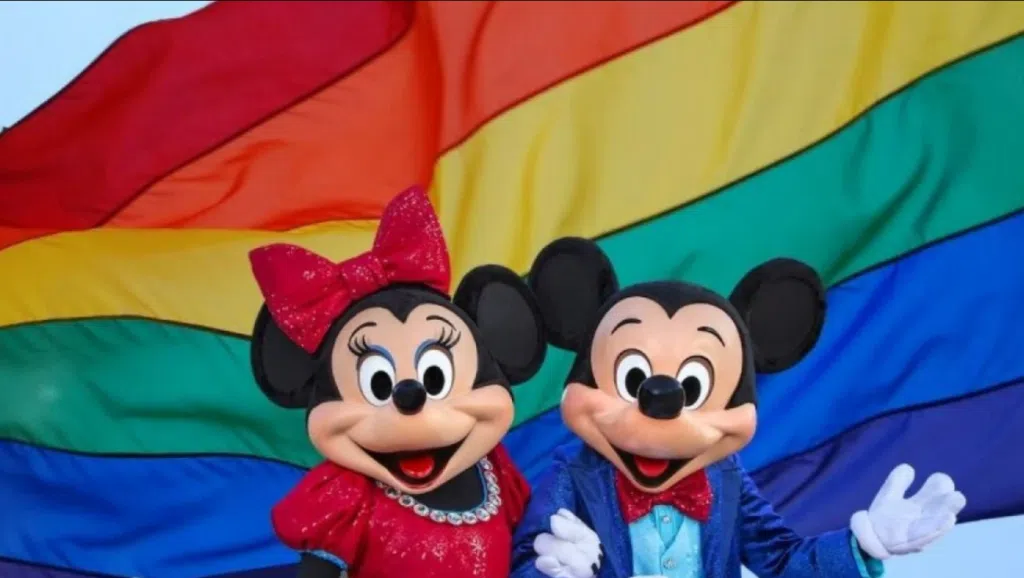 Mickey e minnie na frente de bandeira lgbtqia+