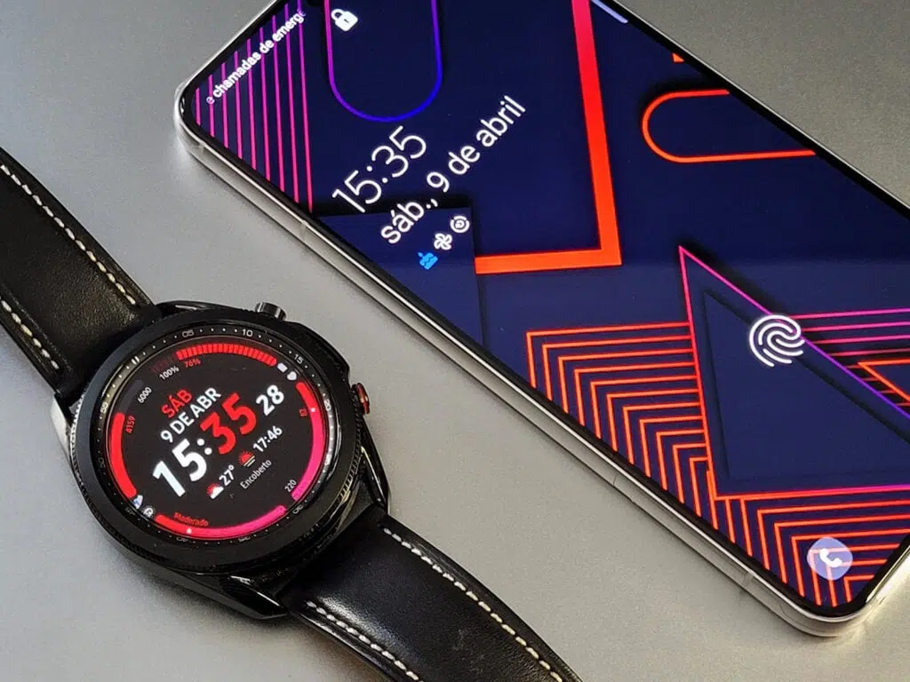 Galaxy s22 e galaxy watch 3 em cima de superfície cinza.