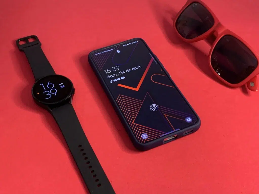 Fundo vermelho com óculos vermelho, galaxy watch 4 e o galaxy s22 bloqueado com wallpaper vermelho