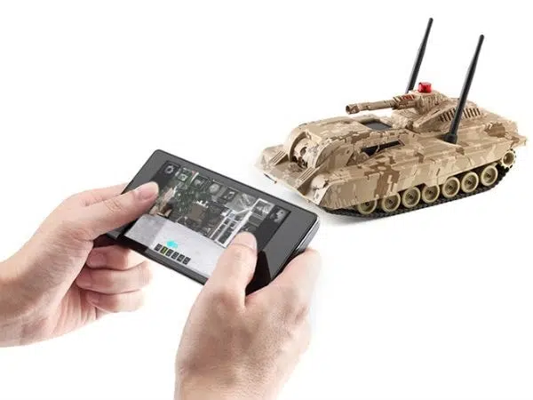 A imagem mostra um tanque de controle remoto da xiaomi baseado no tanque americano m1a2