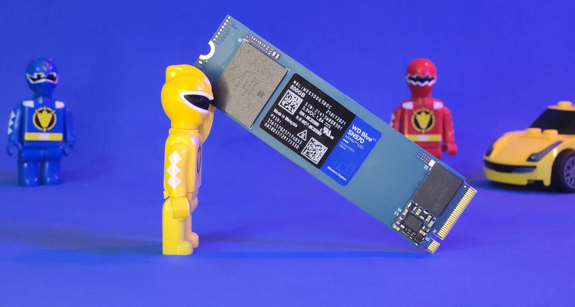 Fundo azul com power ranger amarela segunda o ssd wd blue sn570 nvme