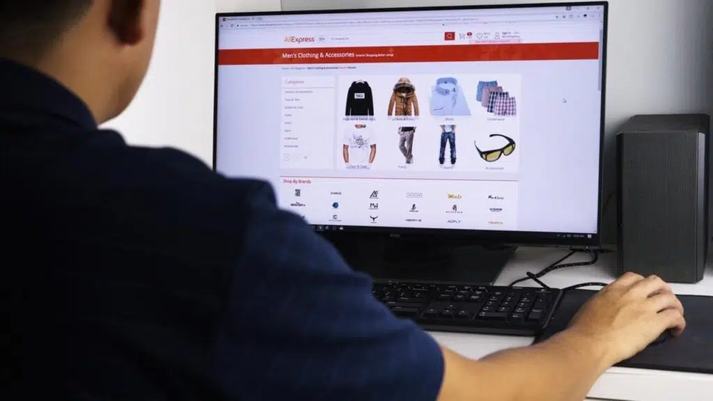 Homem fazendo compras no aliexpress e shoppee