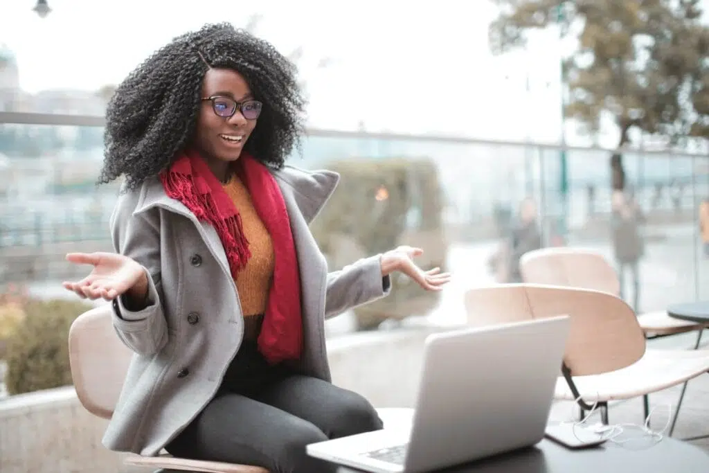 Menina que fez um dos cursos de tecnologia do google