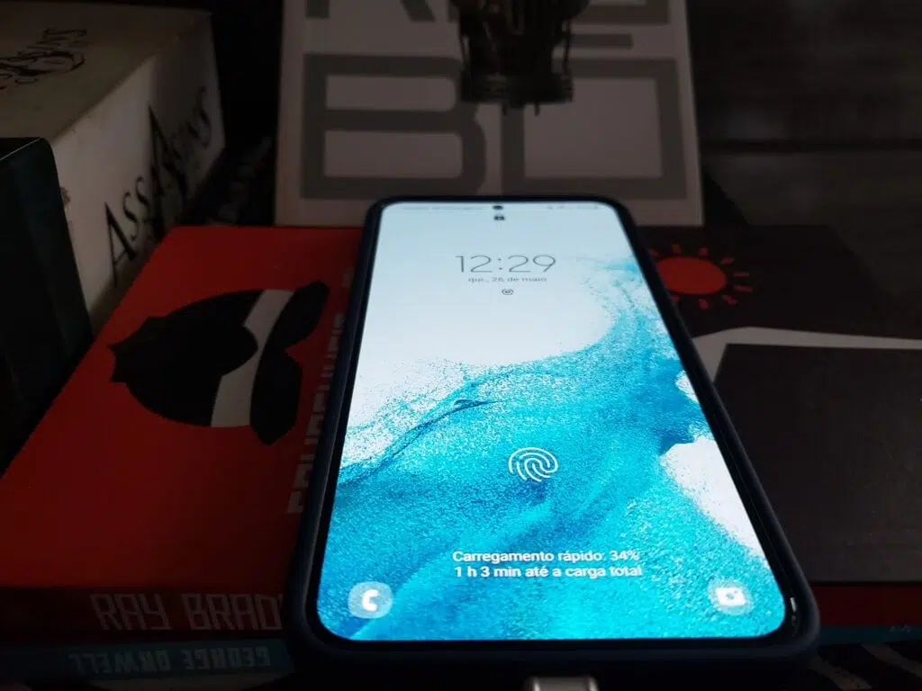 Galaxy s22+ sendo recarregado