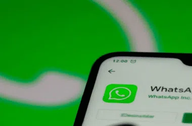 Whatsapp business sendo instalado em um smartphone