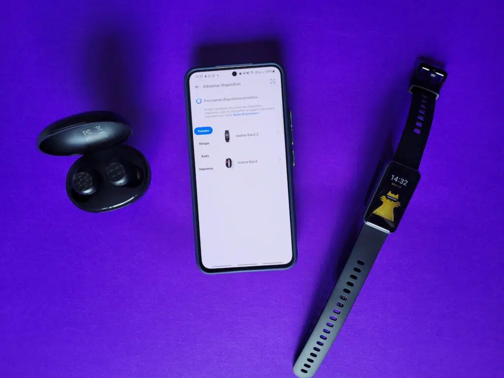 Buds q2, galaxy s22 e realme band 2 em fundo roxo.