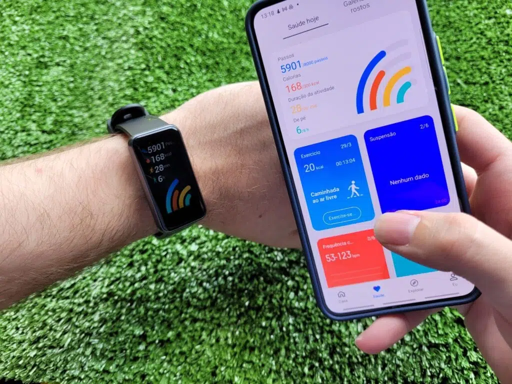 Realme band 2 e galaxy s22 em um fundo verde