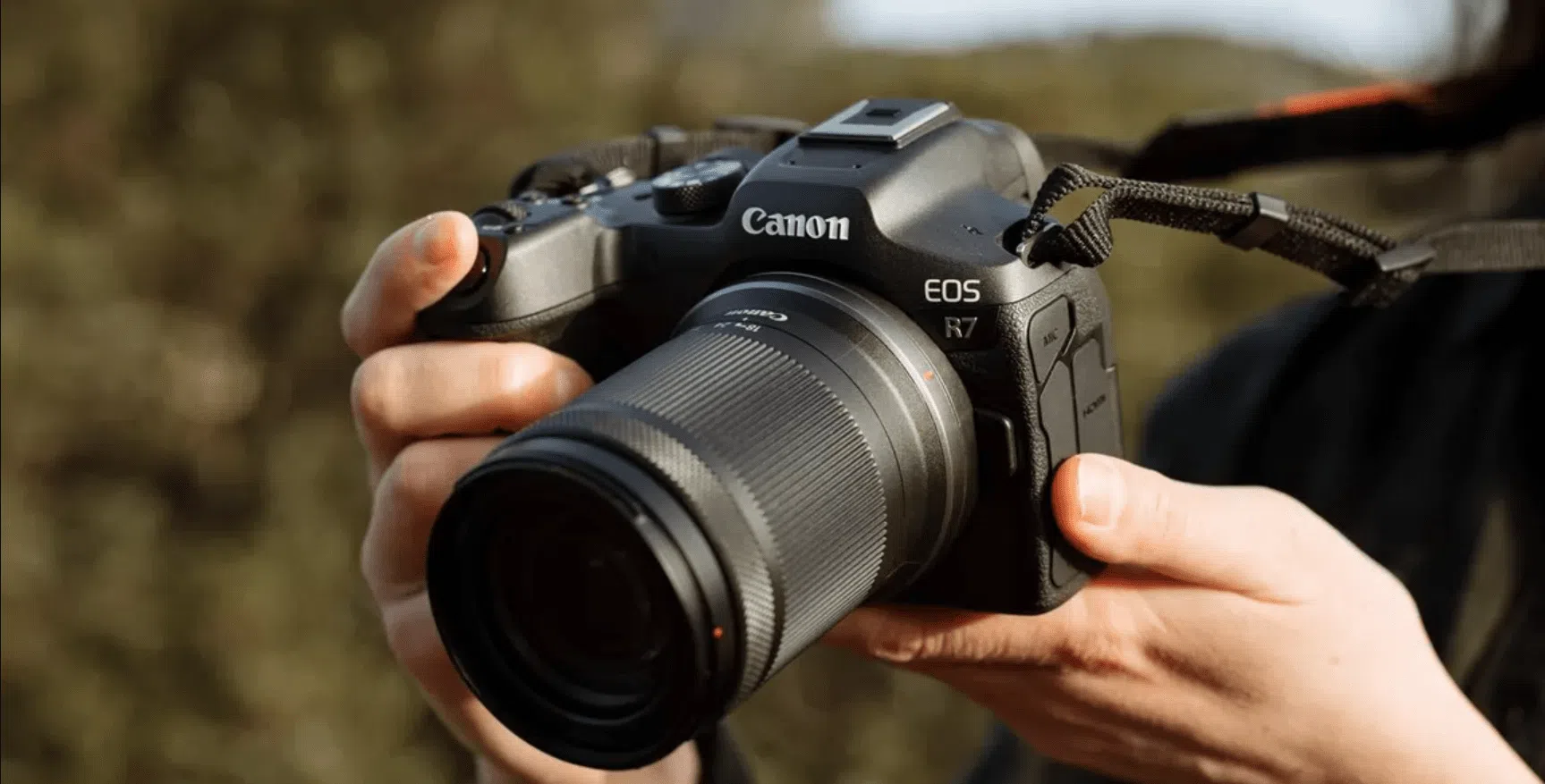 Canon apresenta câmeras eos r7 e eos r10 mirrorless para creators. Câmeras eos r7 e eos r10 da canon são primeiros produtos da empresa com sensor aps-c e tecnologia mirrorless, ou seja, sem espelho