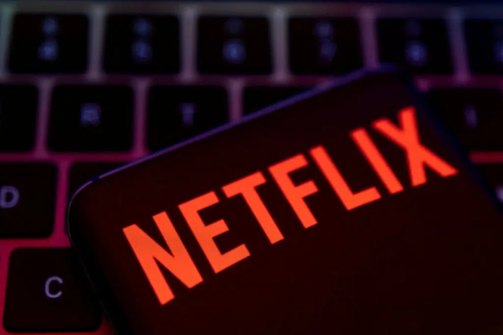 Smartphone acessando plano da netflix com propaganda