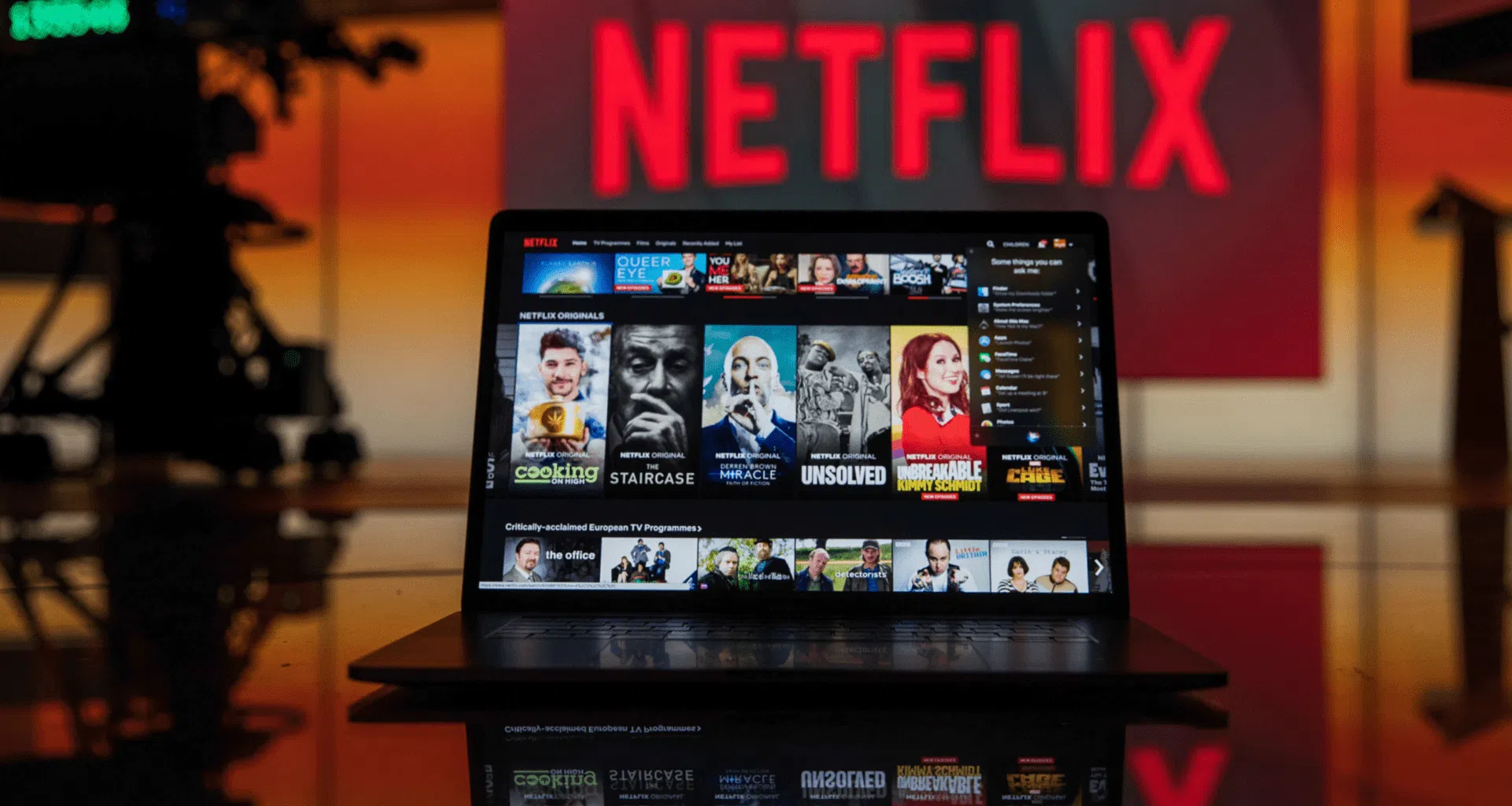 Computador acessando plano mais barato da netflix