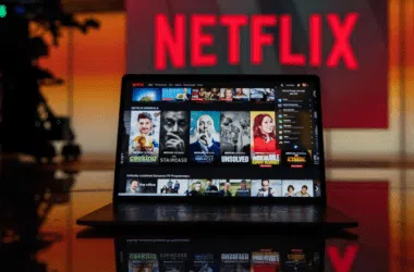 Computador acessando plano mais barato da netflix