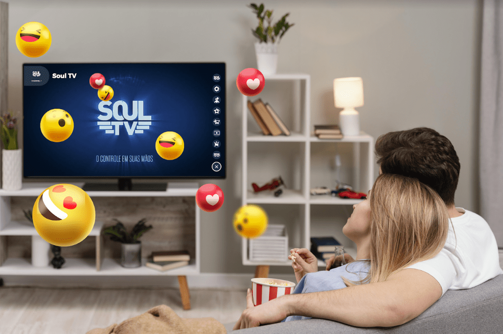 Casal assistindo conteúdo da soul tv