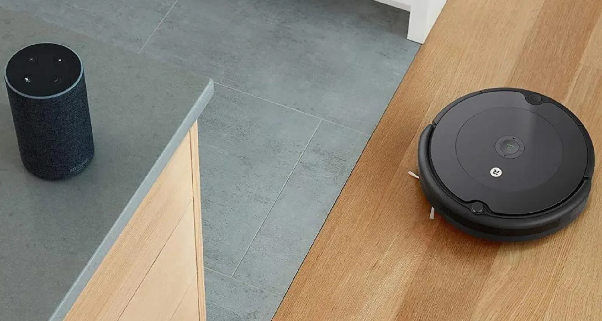 Dispositivo echo da amazon e um aspirador da irobot