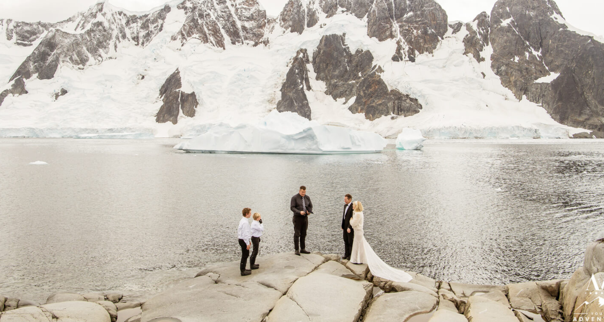 Casal realizando casamento na antártida