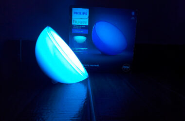 Review: luminária portátil philips hue go, um show de luz. A luminária portátil philips hue go é uma lâmpada de mesa de aparência fofa, branca, feita toda de acrílico, redonda e possui o topo plano, lembrando bastante a aparência de uma tigela de cereal. A lâmpada é de led e bastante potente.