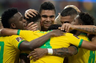 Time do brasil comemorando gol em partida da copa do mundo de 2018