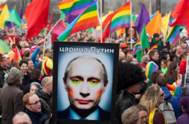 Pessoas protestando contra lei anti-lgbtqia+ da rússia