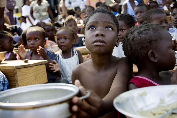 Grupo de crianças negras sem camisa pedindo comida