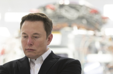 Elon musk é a 1ª pessoa do mundo a perder us$ 200 bilhões. Com a compra do twitter e problemas entre ucrânia e rússia, elon musk começou o ano de 2023 com uma fortuna abaixo dos us$ 150 bilhões