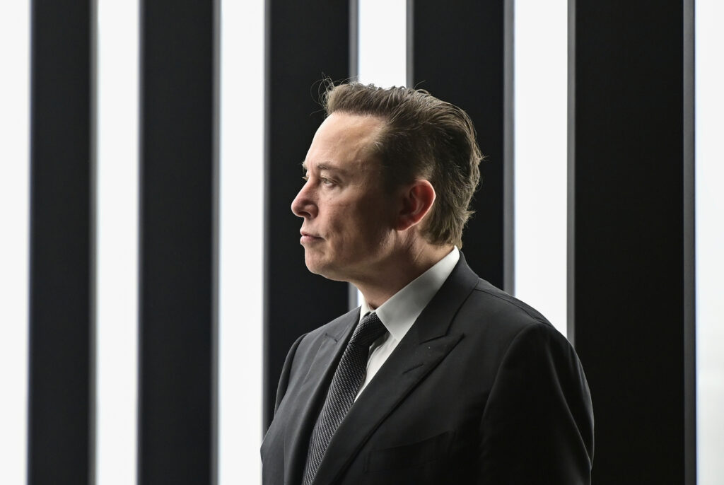 Foto de elon musk em posição de perfil