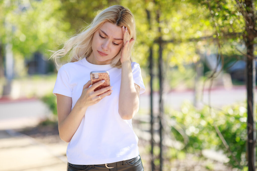 Denunciar contatos suspeitos no whatsapp ajuda a proteger-se de golpes.