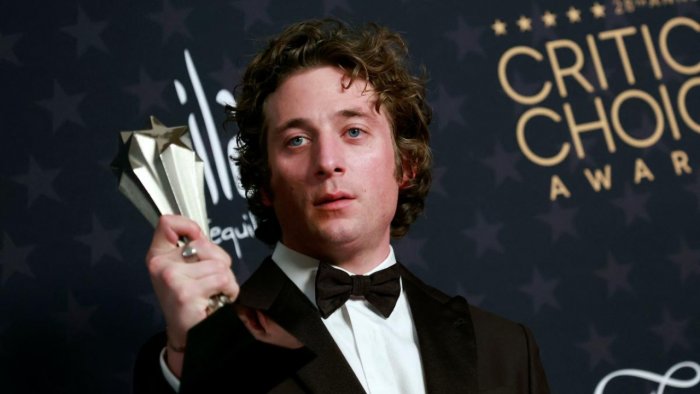 Jeremy allen exibe seu critic's choice awards