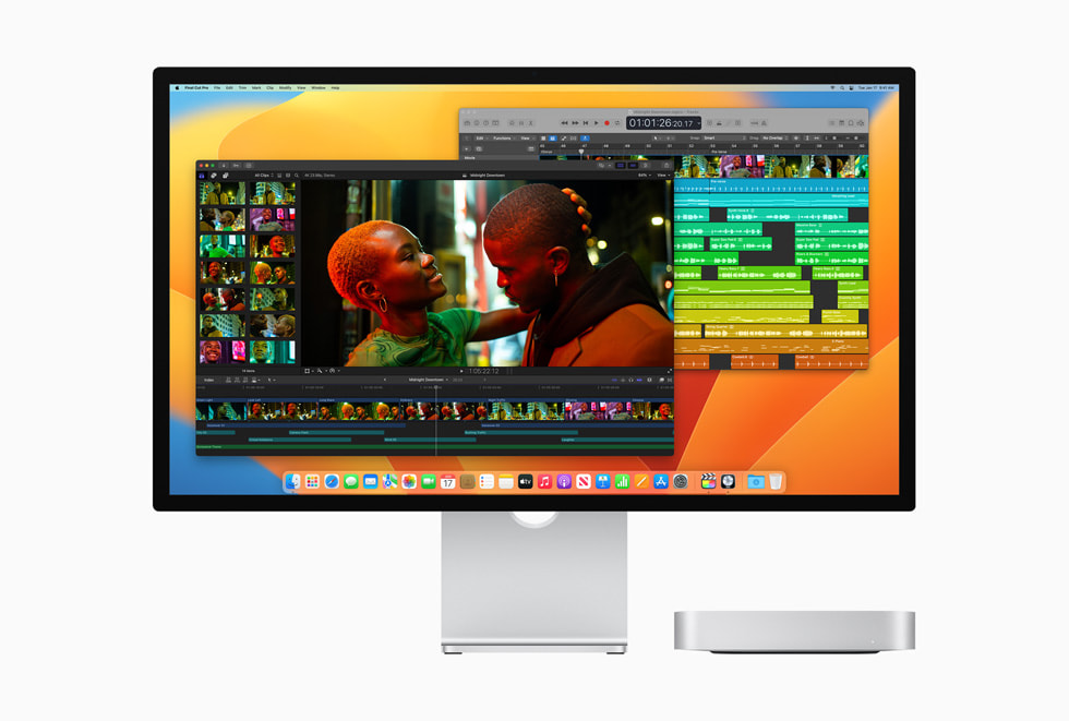 Mac mini ao lado de monitor studio display da apple