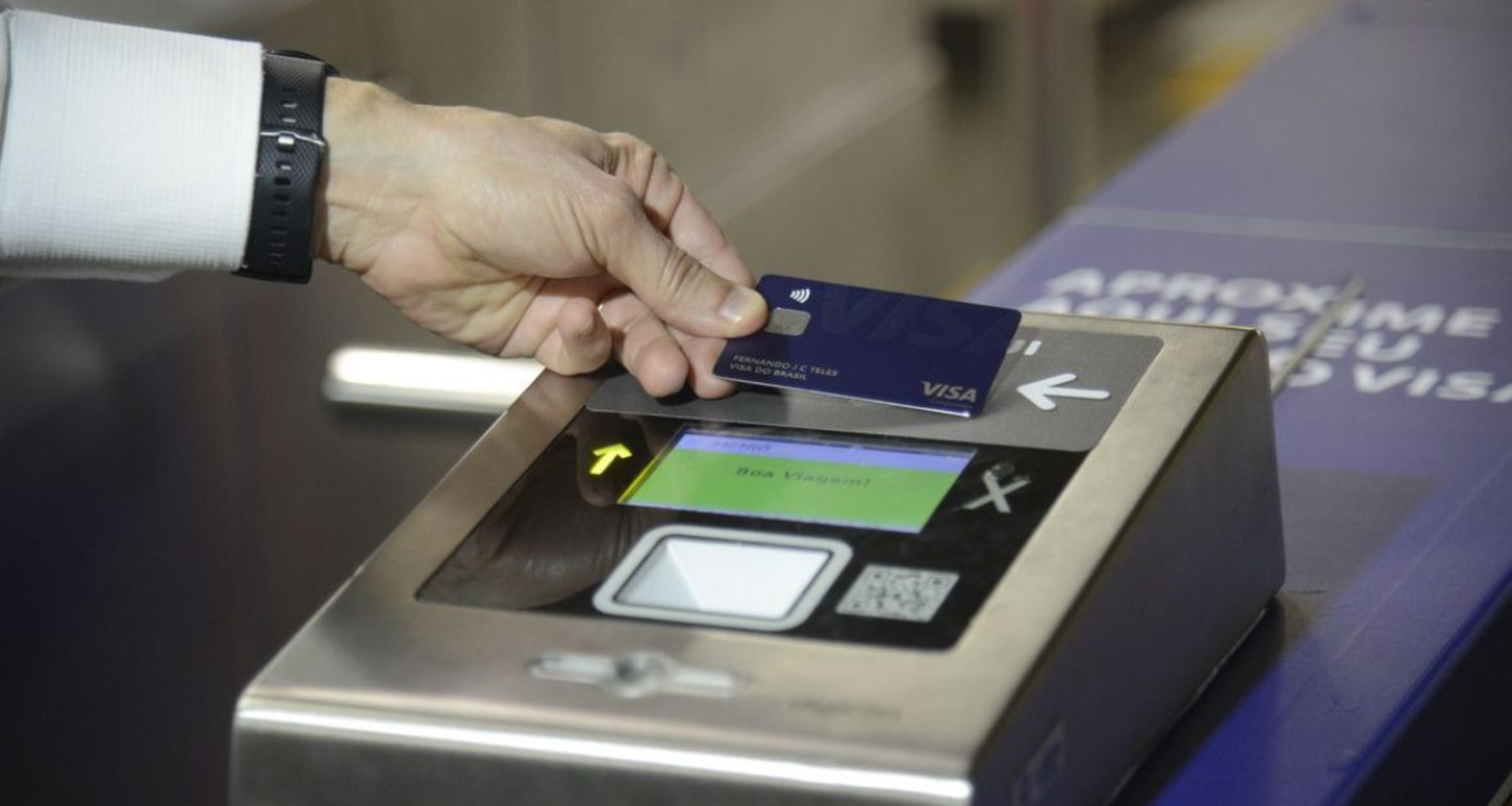 Metrô e trem de sp aceitarão pagamento com cartão de crédito e débito. Novidade será implementada em 12 estações; pagamento com cartão via nfc também poderá ser feito com smartphones e smartwatches com tecnologia