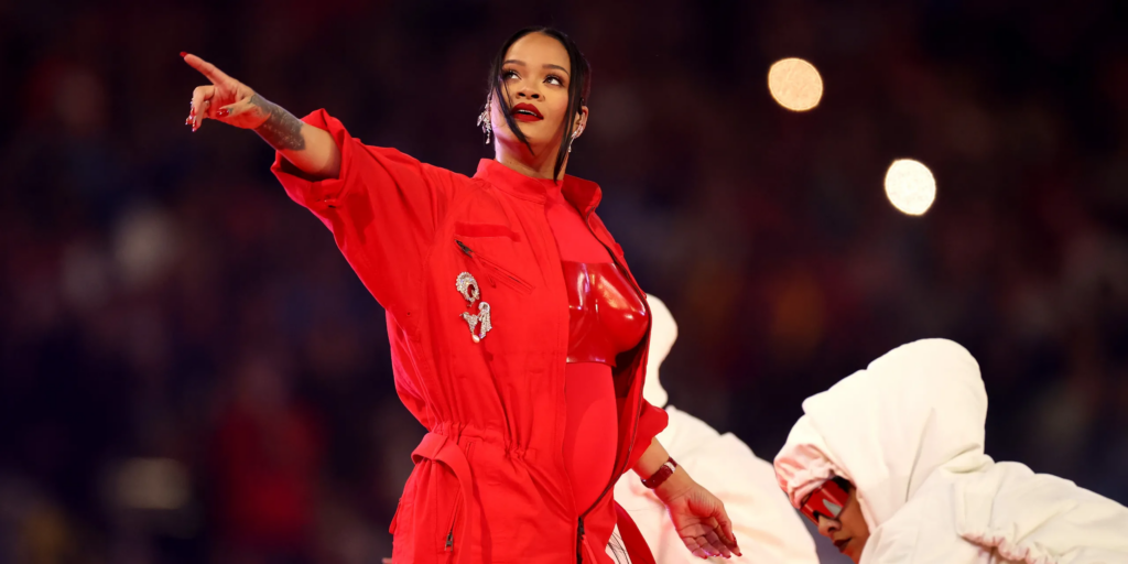 Veja a apresentação da rihanna e os melhores trailers do super bowl 2023. Com trailers de filmes que virão ao ar ainda esse ano e apresentação impecável de cantora rihanna, o super bowl 2023 brilha também fora dos gramados.